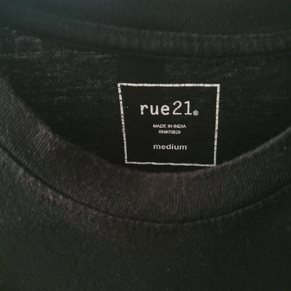 Rue21 medium-sized black and multi colored tee - Picture 3 of 4